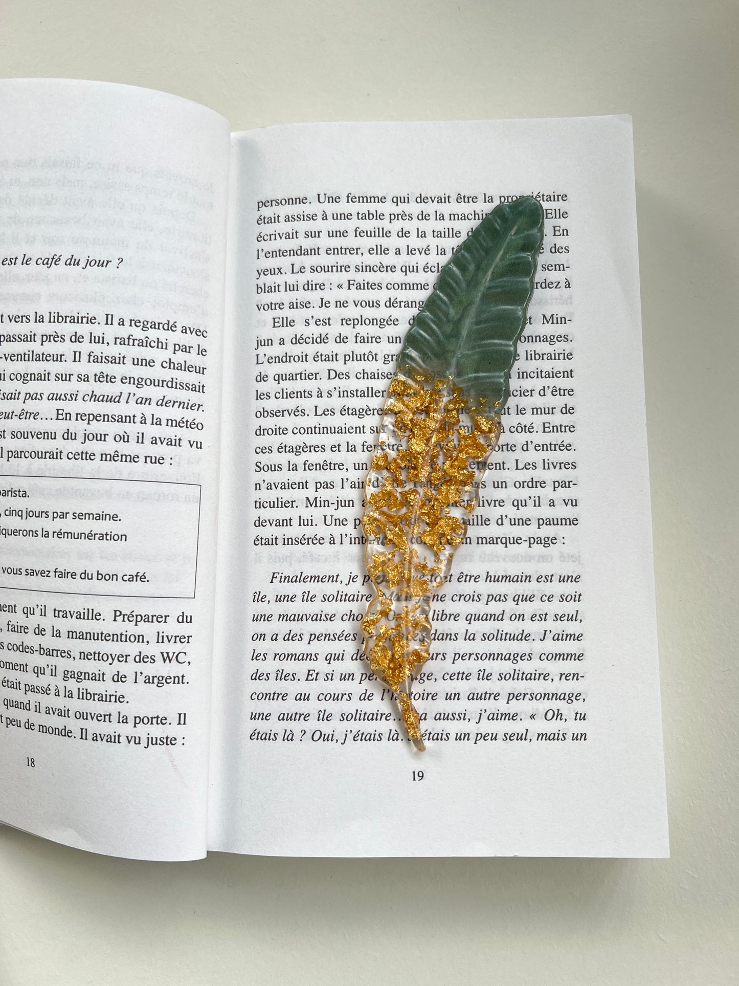 Marque page plume vert et dorée
