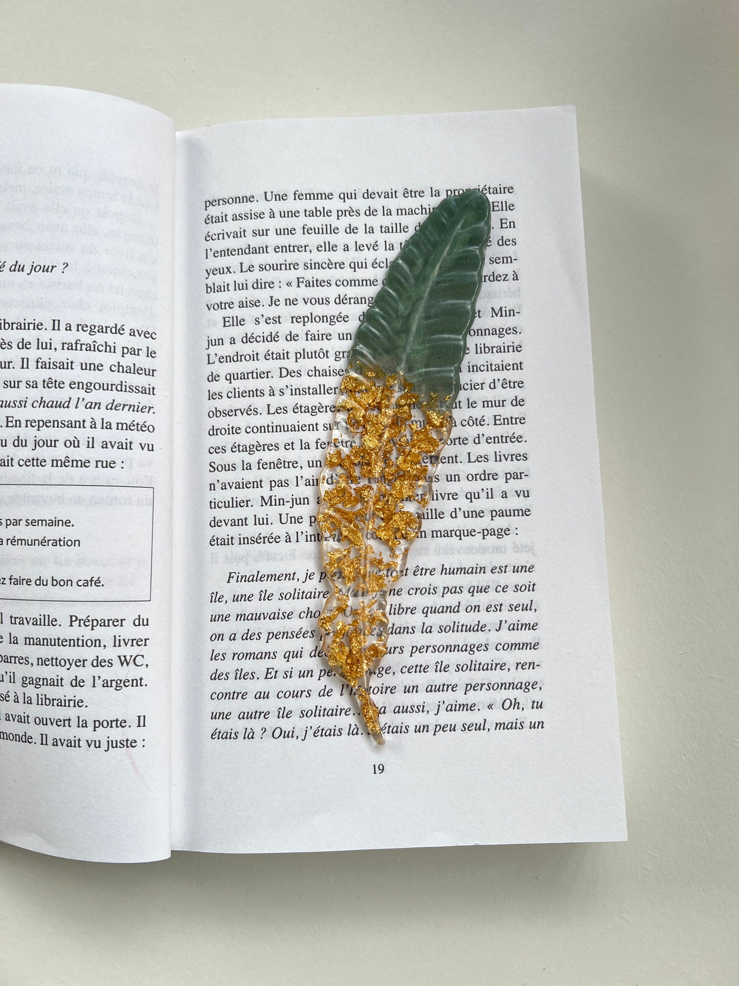 Marque page plume vert et dorée