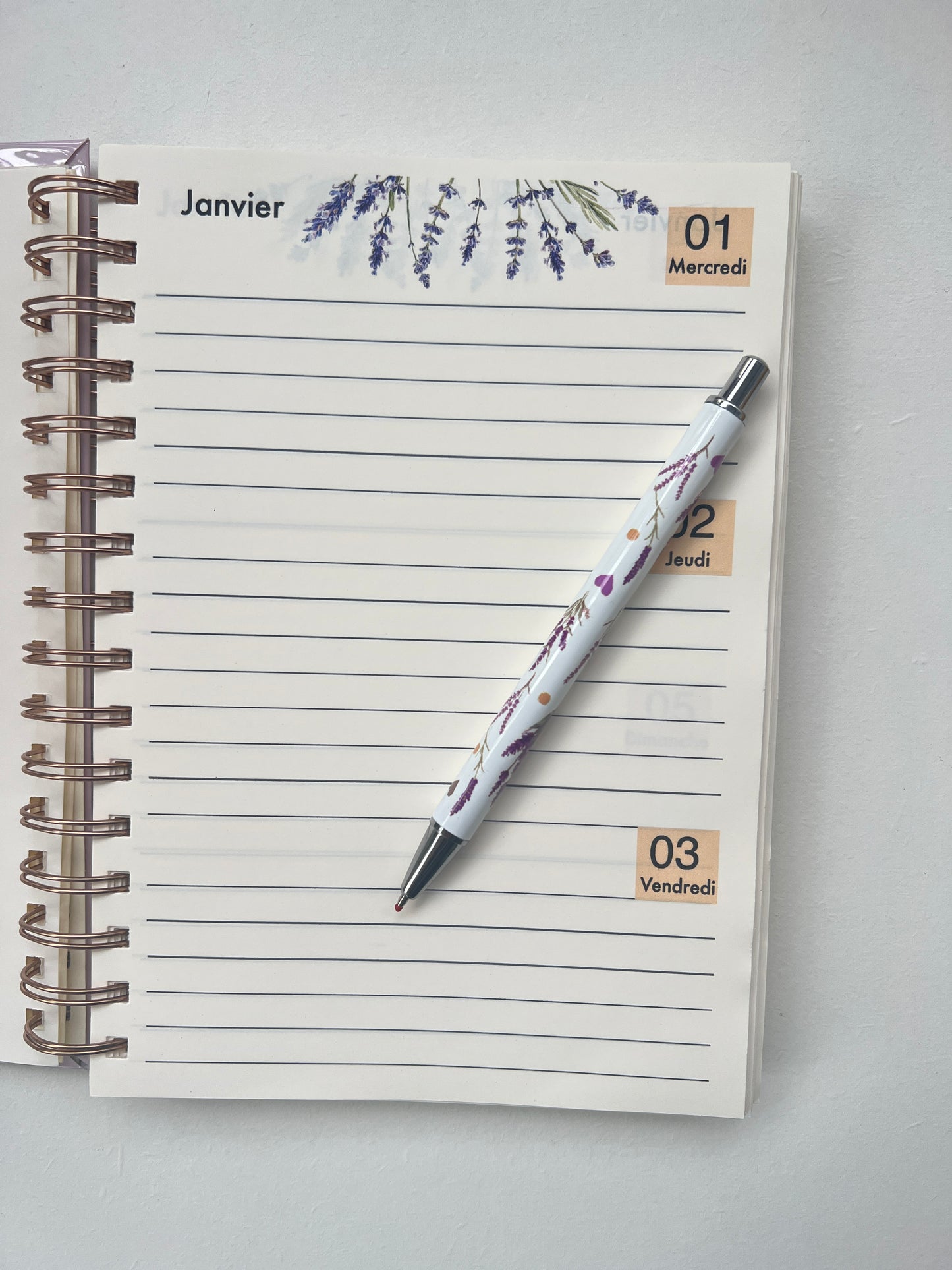 Coffret cadeau planner 2025, mug thermos et stylo motif lavande