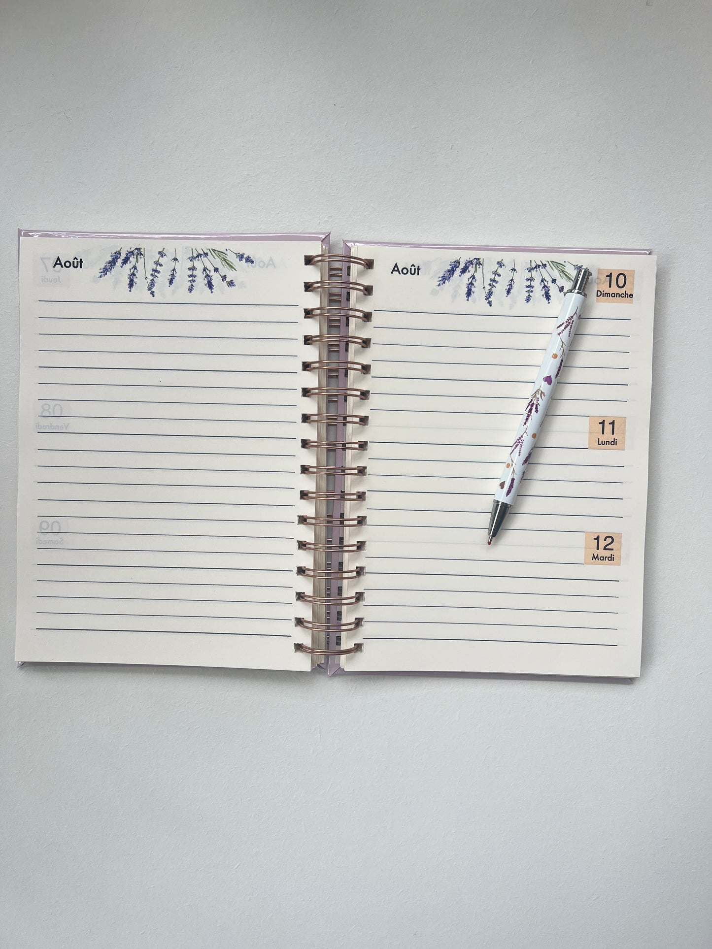 Coffret cadeau planner 2025, mug thermos et stylo motif lavande