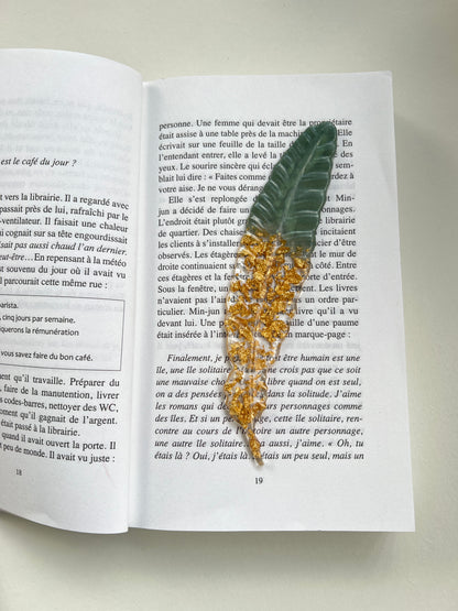 Marque page plume vert et dorée