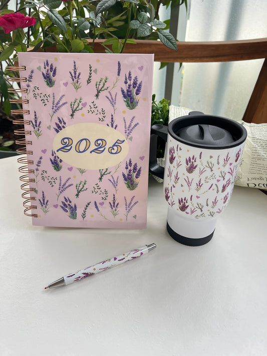 Coffret cadeau planner 2025, mug thermos et stylo motif lavande